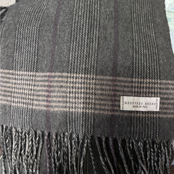 Geoffrey Beene Other - Geoffrey Beene scarf from Italy, beautiful women will in dark gray, great condit